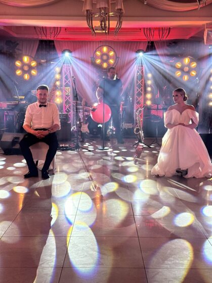 DWOREK_ROZA_PORAJA_dekoracja_swiatlem