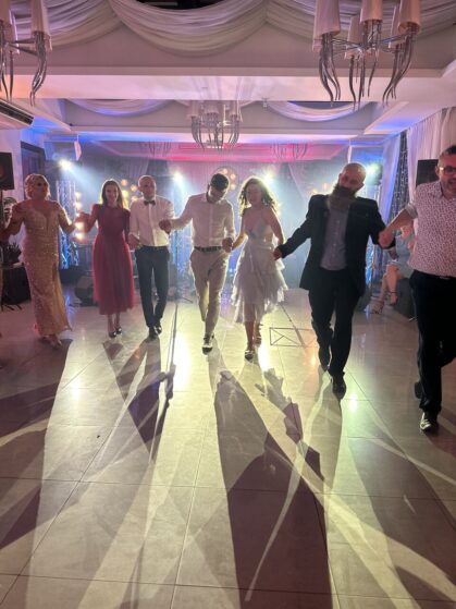 DWOREK_ROZA_PORAJA_dekoracja_swiatlem