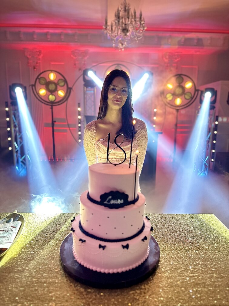 Dwór Biesiadny Rojewo 18 urodziny_2321 Dwór Biesiadny Rojewo 18 urodziny tort oświetlenie ciężki dym