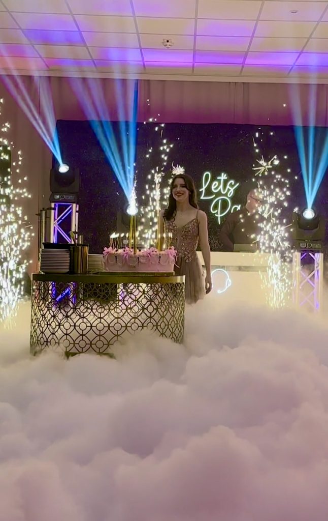 Tort urodzinowy 18 stka Ciezki dym i fontanny iskier